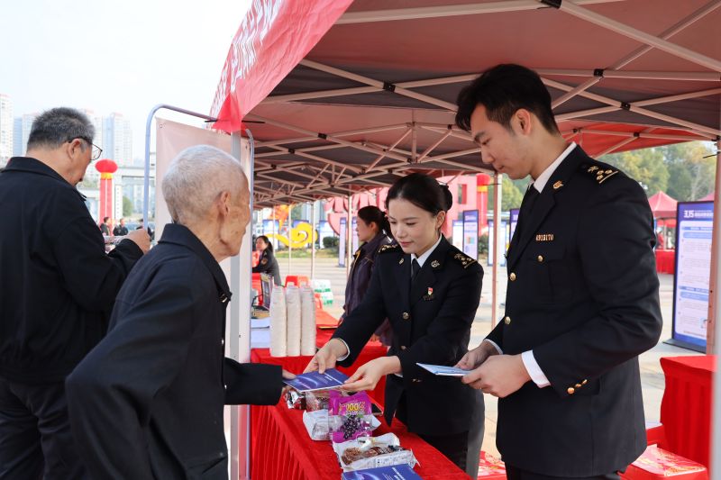 3月13日，娄底海关开展“3.15消费者权益保护日”宣传活动