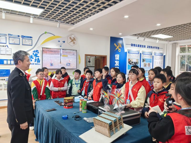 4月1日，技术中心组织开展“烟花里的科学课”暨实验室开放日活动