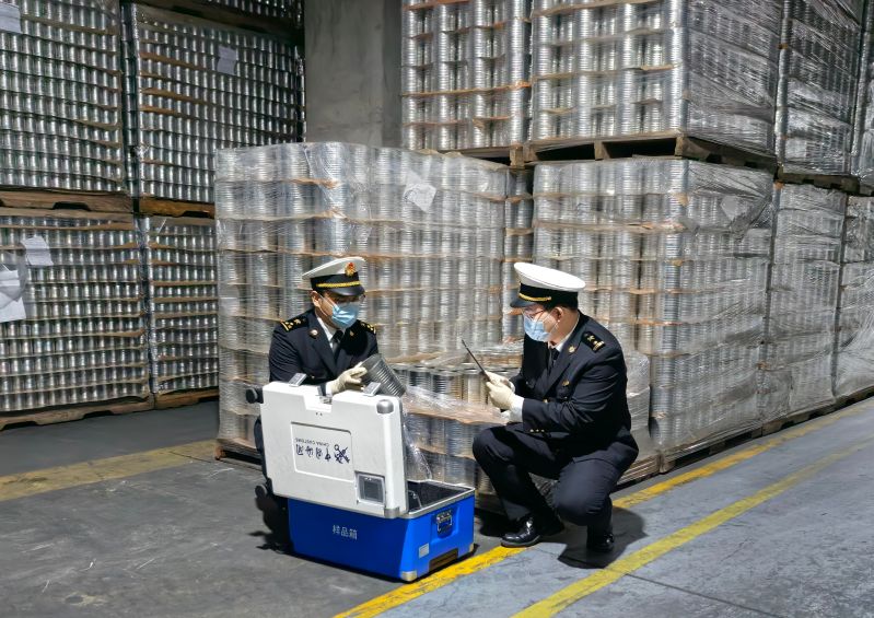 3月30日，永州海关对出口水果罐头开展我省首次“批次检验（检疫）”取样送检