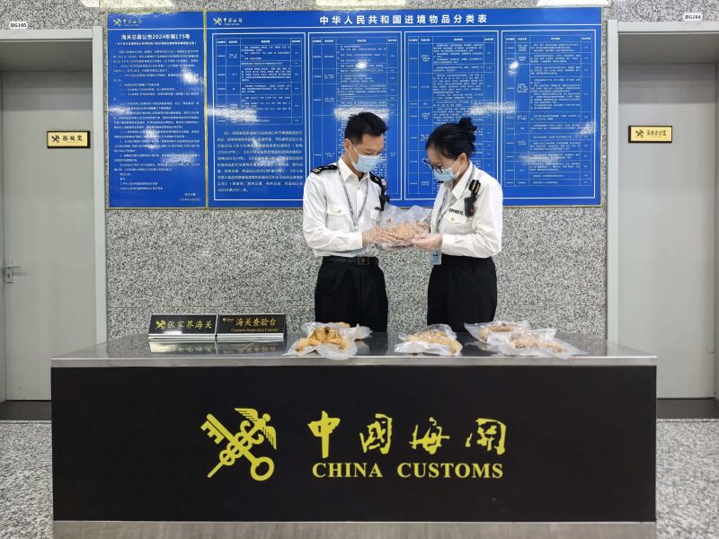 5月8日，张家界海关在旅检现场截获肉制品3公斤