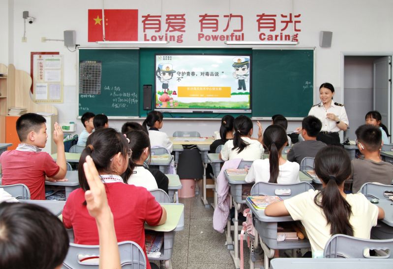 6月25日，技术中心开展禁毒科普进校园活动