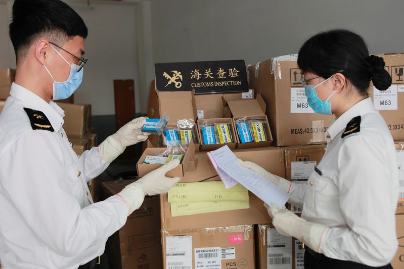 图为：海关关员对查获的侵权墨盒进行查验+林昌锋摄