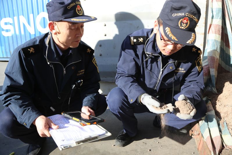 图为:海关关员查验进境固体废物 朱鹤/摄 图为:海关关员对进境固体废物进行人工查验 朱鹤/摄 11月21日,在青岛海关隶属威海海关监管下,此前被查获的1436.3吨禁止进境固体废物被退运出境。 前不久,海关在对3批进口铅矿砂实施现场查验过程中,发现货物夹带大量金属碎料、塑料碎料等疑似固体废物。经取样送权威部门鉴定,上述货物被确认为禁止进口的固体废物。 该些固体废物共计1436.